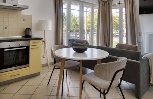 Cents Apartamento | Luxe Cents Studio w/ Balcony & Elevator, nr Bus Station, by Blueground