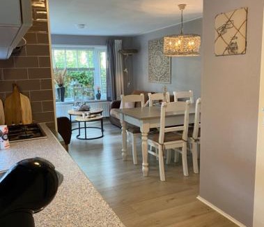 Bosgebied Hoenderloo Chalet De Esquí | Luxe Chalet met prachtig terras op de Veluwe , veel privacy