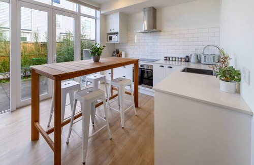 Christchurch Casa | Luxe City Stay Sleeps 7 with Free Car Park