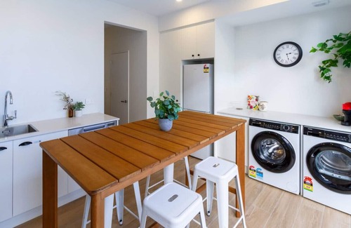 Christchurch Casa | Luxe City Stay Sleeps 7 with Free Car Park