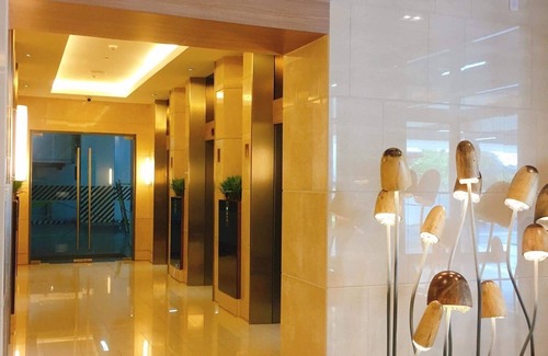 Santo Cristo Condominio | Luxe Condotel near shopping malls and train station with Netflix/Wifi