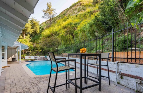 Sherman Oaks Cabaña | Luxe Cottage with Pool in the Hills - Close to Shops & Restaurants