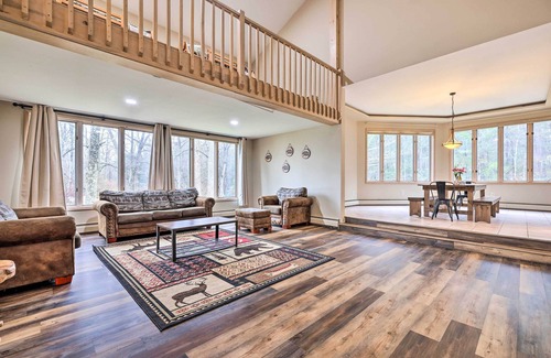 Canadensis Cabina | Luxe Cresco Lodge on Creek w/ Movie Theater & Deck