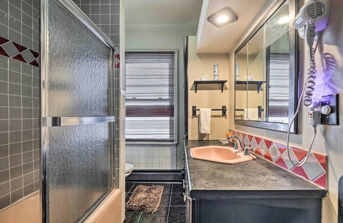 Canadensis Cabina | Luxe Cresco Lodge on Creek w/ Movie Theater & Deck