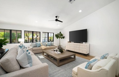 Desert Club Estates Casa | Luxe Designer Home, Pool/ Spa, Pool Table, eBikes, EV Charger, min 30 night stay