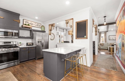 Hope Gardens Casa | Luxe Downtown Home - Walkable - 4 mins to Broadway