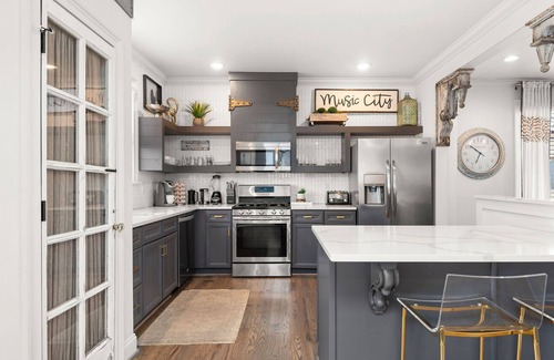 Hope Gardens Casa | Luxe Downtown Home - Walkable - 4 mins to Broadway