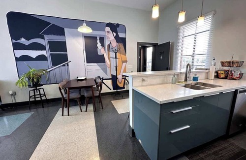 Roanoke Apartamento | Downtown Luxe Loft: King Bed, Artsy & Brewery Walk