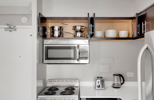 Edgewater Beach Apartamento | Luxe Edgewater Studio w/ Gym, Deck & Lounge, 5 blocks to L, by Blueground