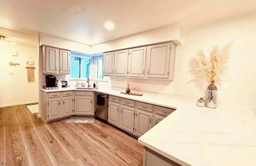 Castlewood Casa | Luxe Escape In DTC: HotTub, FirePit, 5 Min->Denver