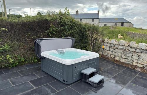 Llangefni Casa | Luxe Escape with Hot Tub, Games Room and 10 min to Sea