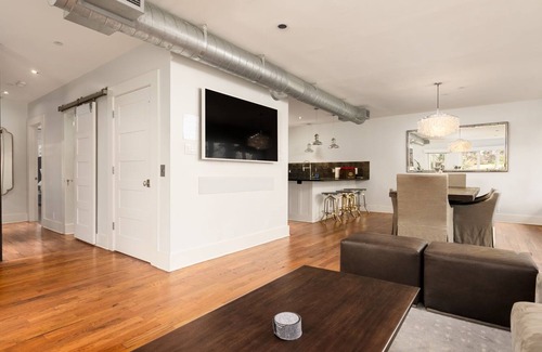Uptown Casa | Luxe Executive Condo * 4/4 Entire Stand Alone Condo * Very Desirable Area * San Antonio Attractions