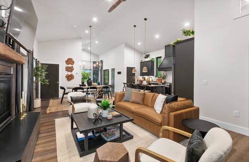Asheville Apartamento | New, 2 mi. to Downtown, Luxury, HotTub, Forest, FirePit