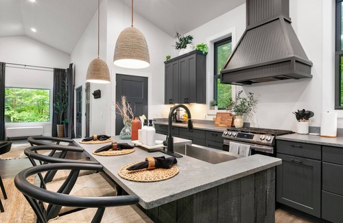 Asheville Apartamento | New, 2 mi. to Downtown, Luxury, HotTub, Forest, FirePit