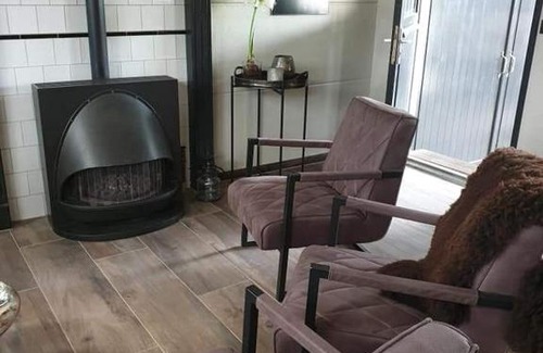 Westendorp Casa | Luxe gastenkamer met living en keuken bij Friezen paarden Stal Pellendijk