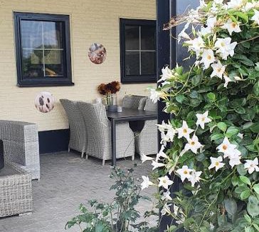 Westendorp Casa | Luxe gastenkamer met living en keuken bij Friezen paarden Stal Pellendijk