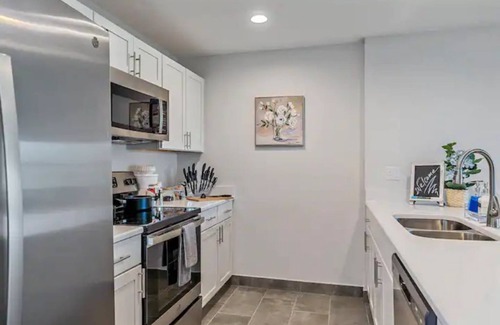 Indian Beach Sapphire Shores Apartamento | LUXE GETAWAY! New Apt, E-SCOOTERS Available, Corporate, Nurses welcome. Disney+