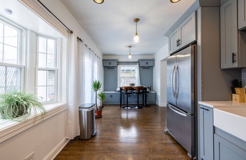 Skokie Casa | Luxe Haus of Love—Renovated 1938 Cape Cod —Heated FLRS