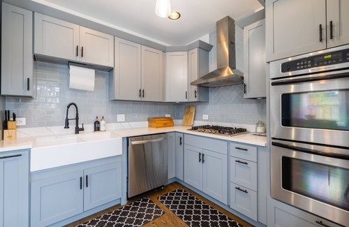Skokie Casa | Luxe Haus of Love—Renovated 1938 Cape Cod —Heated FLRS
