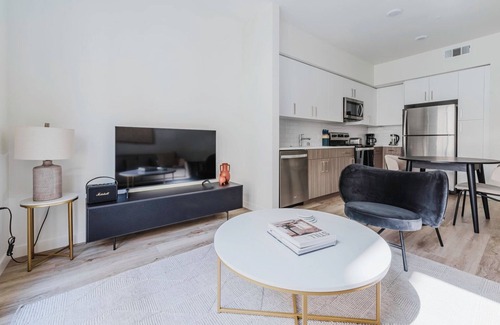 Hayward Apartamento | Luxe Hayward 2BR w/ Pools, Spas & A/C, near Green Spaces, by Blueground