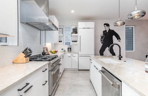 Katie Hill Neighborhood Cabaña | Luxe-high Note-2 Rooftop Decks-3 Mins to Broadway