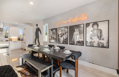 Katie Hill Neighborhood Cabaña | Luxe-high Note-2 Rooftop Decks-3 Mins to Broadway