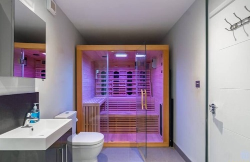 Beaconsfield Casa | Luxe Home with Hot Tub, Cinema & Gym
