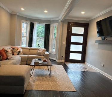 Grand Boulevard Apartamento | Luxe Hyde Park Gray Stone near UofC