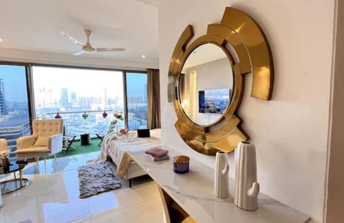 Gurugram Apartamento | Luxe Jacuzzi Heaven Heights 12th Patio 2
