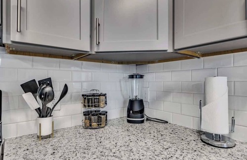 Hayes Apartamento | Luxe King 2BR Suite Mins to Downtown Durham!