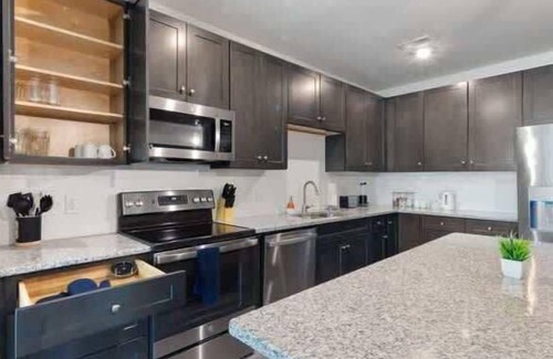 North Raleigh Apartamento | Luxe King 3 Bedroom Suite in North Raleigh!