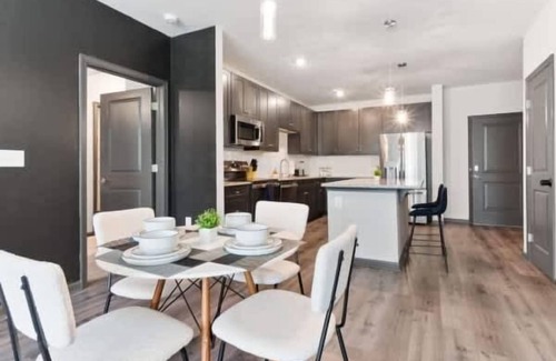 North Raleigh Apartamento | Luxe King 3 Bedroom Suite in North Raleigh!
