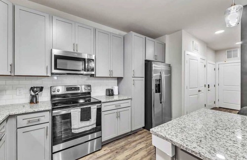 Hayes Apartamento | Luxe King 3BR Suite Mins to Downtown Durham!