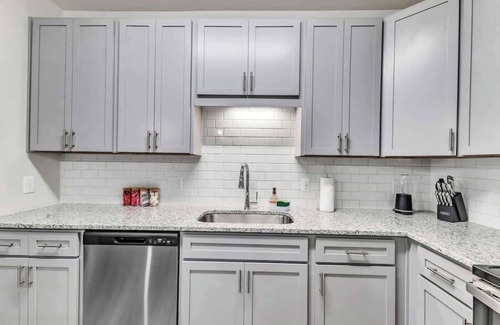 Hayes Apartamento | Luxe King 3BR Suite Mins to Downtown Durham!