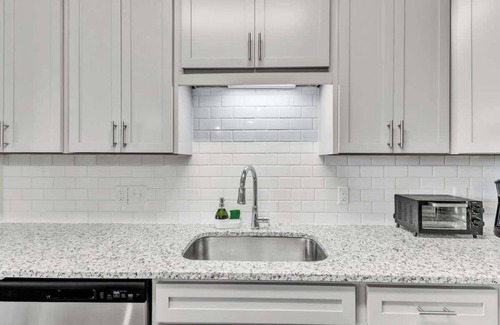 Hayes Apartamento | Luxe King 3BR Suite Mins to Downtown Durham!