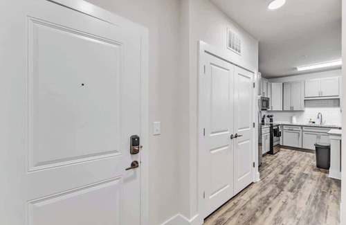 Hayes Apartamento | Luxe King 3BR Suite Mins to Downtown Durham!