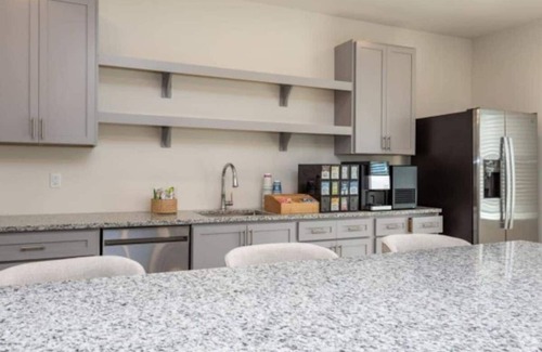 Hayes Apartamento | Luxe King 3BR Suite Mins to Downtown Durham!