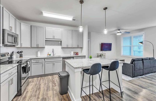 Hayes Apartamento | Luxe King 3BR Suite Mins to Downtown Durham!