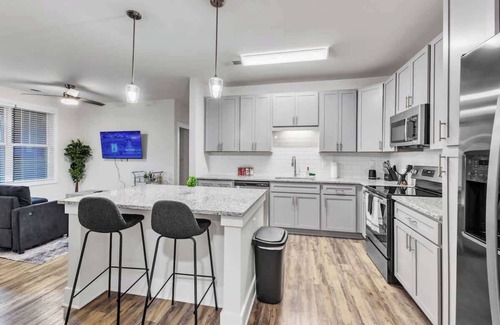 Hayes Apartamento | Luxe King 3BR Suite Mins to Downtown Durham!