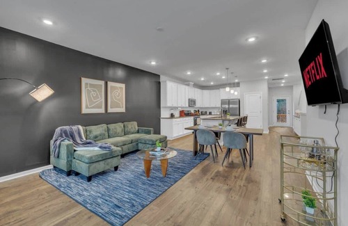 Durham Casa | Luxe King 4 BR Townhouse Mins to Dwtn Durham!