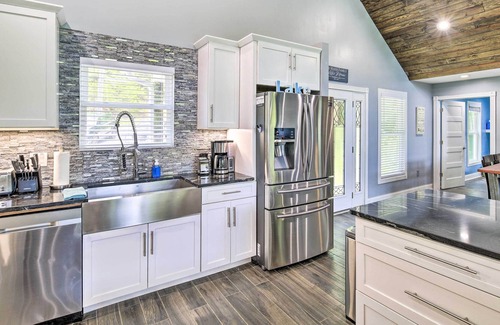 Tazewell Casa | Luxe Lake Norris Home w/ Private Dock & Grill