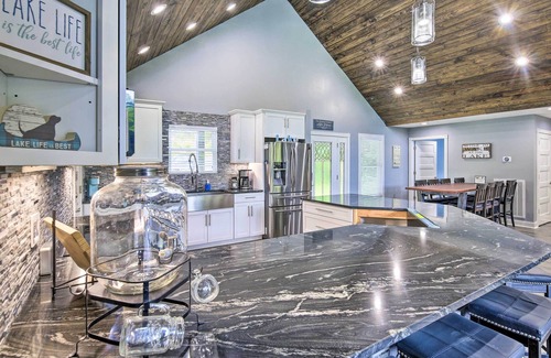 Tazewell Casa | Luxe Lake Norris Home w/ Private Dock & Grill