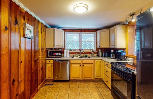 Lake Harmony Cabaña | Luxe Lakefront Haven Twin Cottages with Lake Access