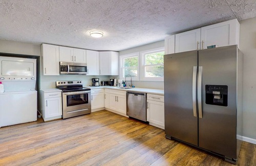 Lake Harmony Cabaña | Luxe Lakefront Haven Twin Cottages with Lake Access