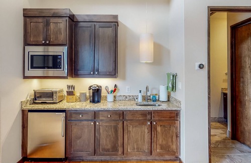 Spicewood Cabina | Luxe lakeside cabin with bunk room, outdoor kitchen & alfreso living/dining