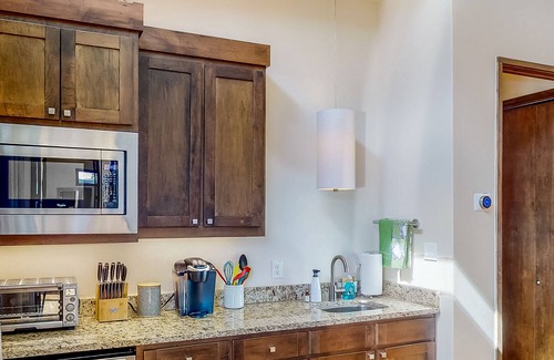 Spicewood Cabina | Luxe lakeside cabin with bunk room, outdoor kitchen & alfreso living/dining