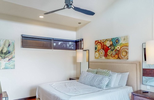 Spicewood Cabina | Luxe lakeside cabin with bunk room, outdoor kitchen & alfreso living/dining