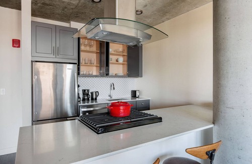 Lake View East Apartamento | Luxe Lakeview 1BR w/ Gym & Grills, nr Lakefront Trail, by Blueground