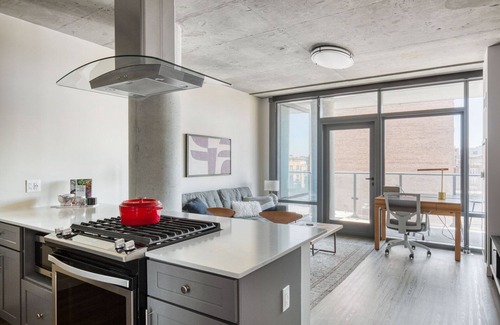 Lake View East Apartamento | Luxe Lakeview 1BR w/ Gym & Grills, nr Lakefront Trail, by Blueground
