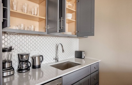 Lake View East Apartamento | Luxe Lakeview 1BR w/ Gym & Grills, nr Lakefront Trail, by Blueground